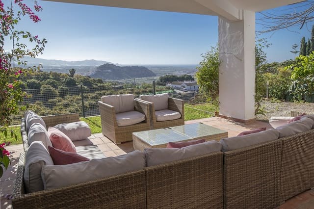 5 bedroom Villa for sale in Salobreña with pool garage - € 850,000 (Ref: 8182099)