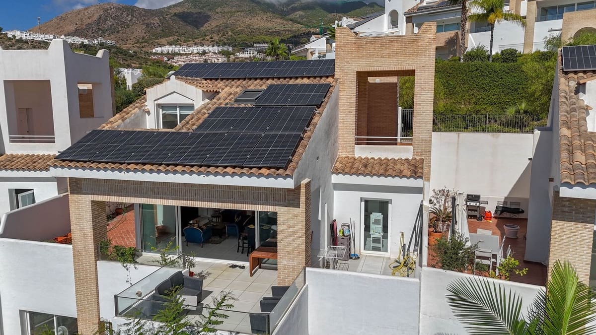 4 soveværelse Semi-Rækkehus til salg i Benalmadena med swimmingpool - € 935.000 (Ref: 8558224)