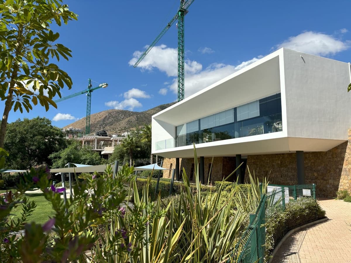 4 soveværelse Semi-Rækkehus til salg i Benalmadena med swimmingpool - € 935.000 (Ref: 8558224)