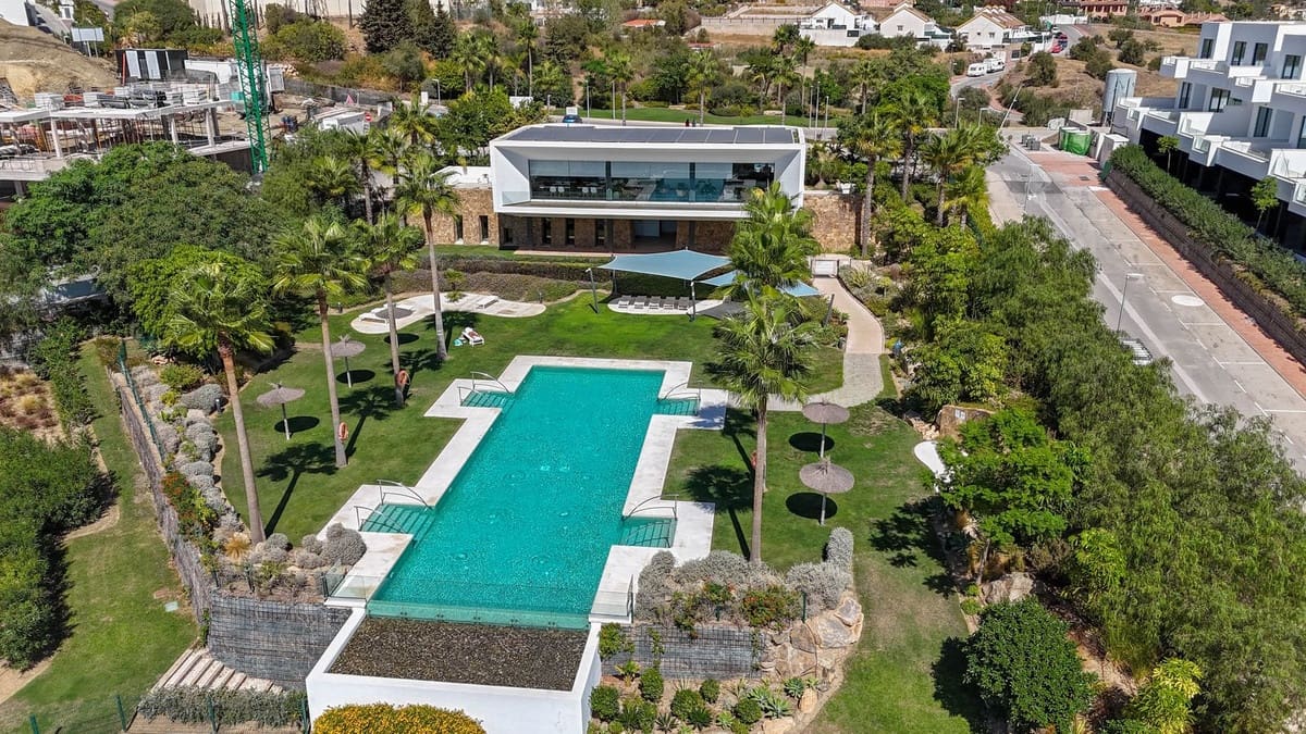 4 soveværelse Semi-Rækkehus til salg i Benalmadena med swimmingpool - € 935.000 (Ref: 8558224)