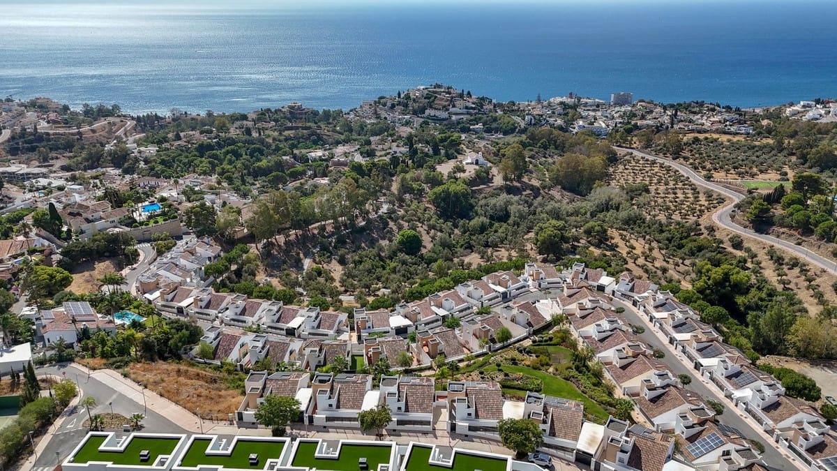 4 soveværelse Semi-Rækkehus til salg i Benalmadena med swimmingpool - € 935.000 (Ref: 8558224)