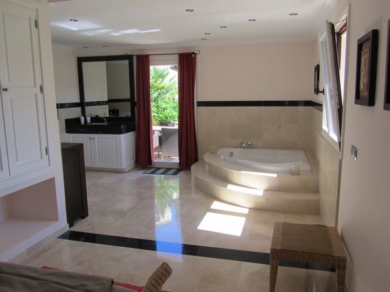 3 soverom Villa til salgs i Costa de la Calma med svømmebasseng garasje - € 2 650 000 (Ref: 8736551)