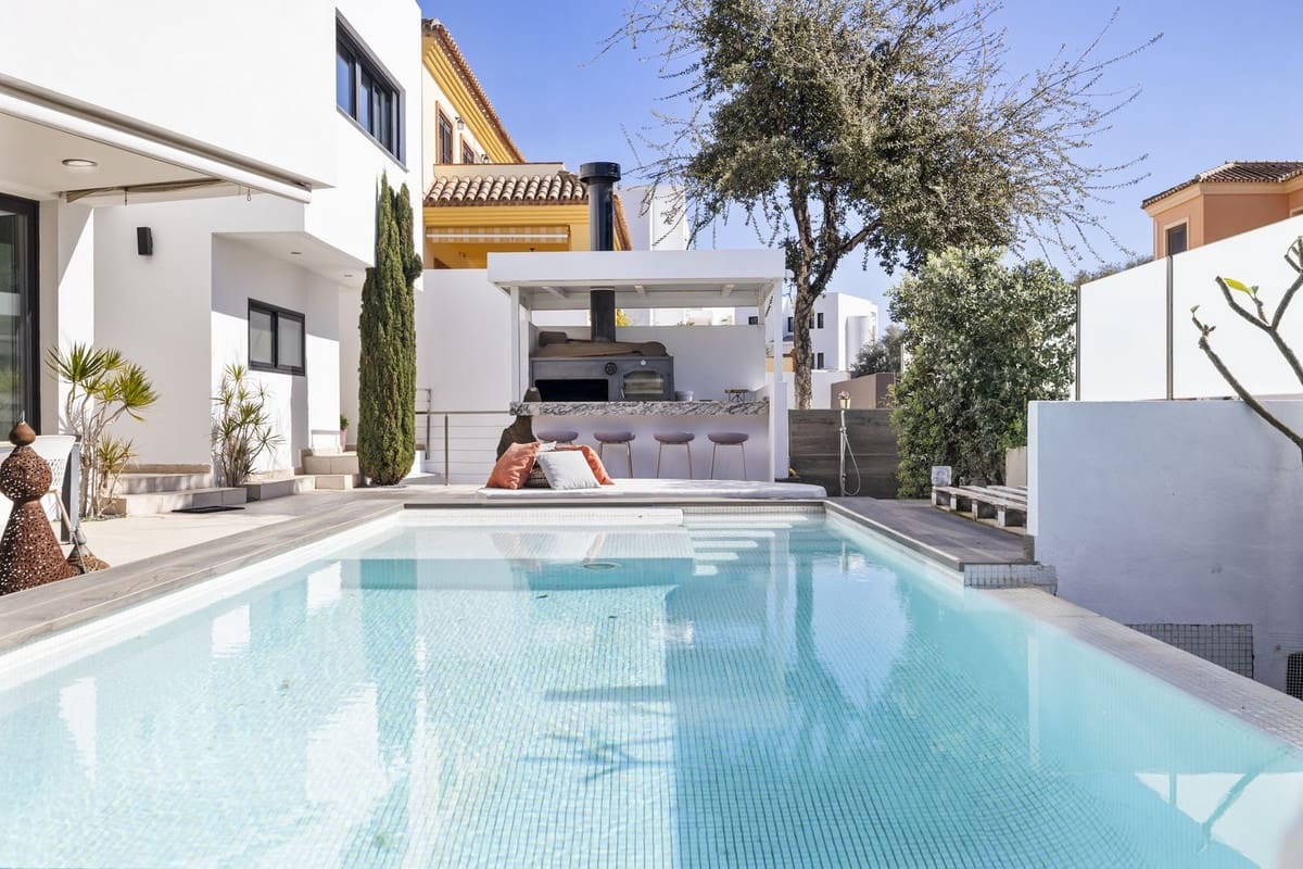 4 soveværelse Villa til salg i La Sierrezuela med swimmingpool - € 795.000 (Ref: 8825980)