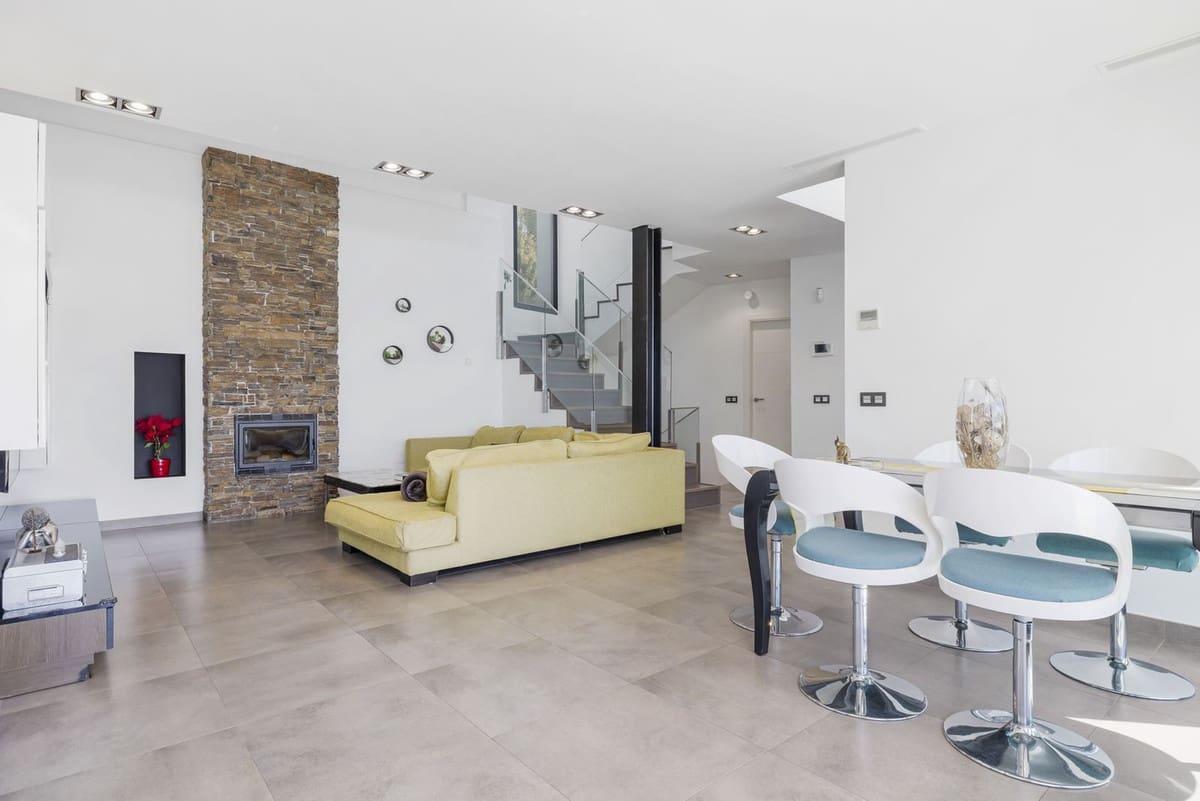 4 soveværelse Villa til salg i La Sierrezuela med swimmingpool - € 795.000 (Ref: 8825980)