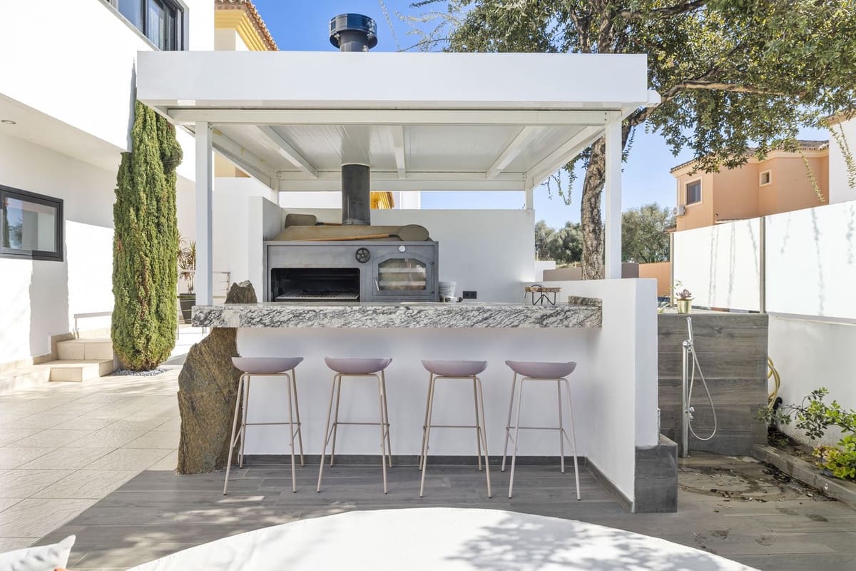 4 soveværelse Villa til salg i La Sierrezuela med swimmingpool - € 795.000 (Ref: 8825980)