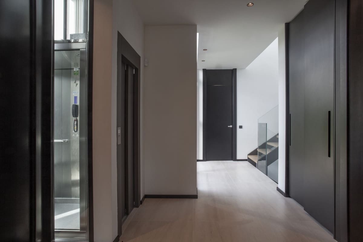 7 soveværelse Villa til salg i Nueva Andalucia med swimmingpool garage - € 4.995.000 (Ref: 8830523)