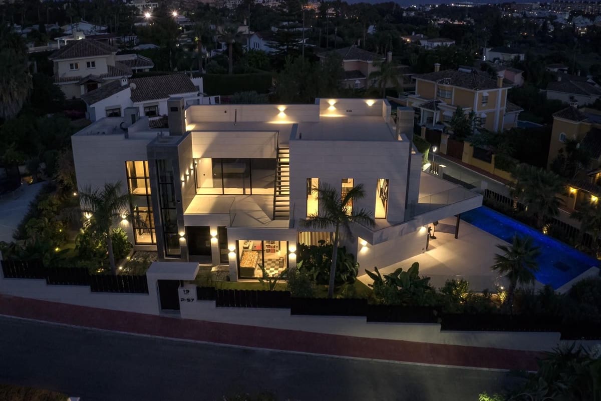 7 soveværelse Villa til salg i Nueva Andalucia med swimmingpool garage - € 4.995.000 (Ref: 8830523)