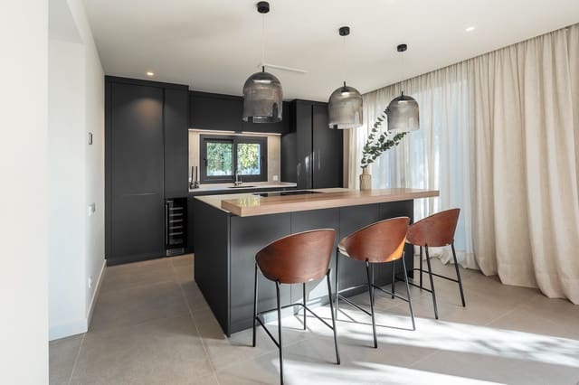 5 sypialnia Willa na sprzedaż w Puerto Banus, Marbella z basenem garażem - 5 250 000 € (Ref: 8866437)