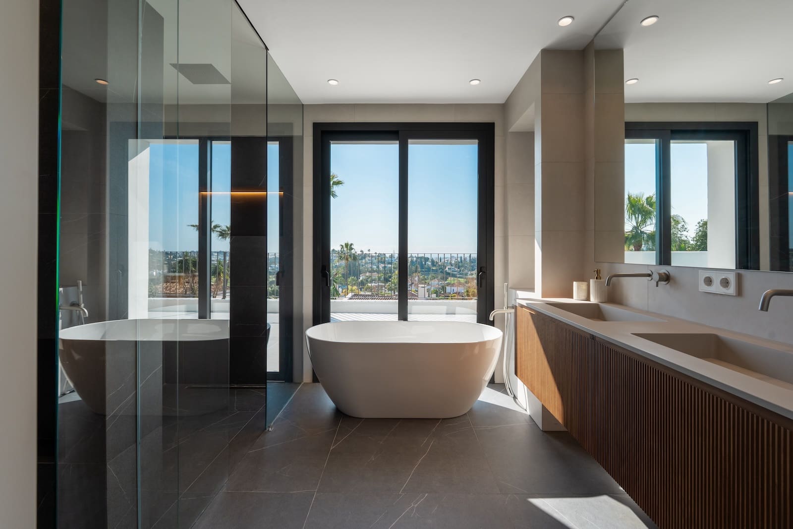 5 soverom Villa til salgs i Nueva Andalucia med svømmebasseng garasje - € 5 250 000 (Ref: 8866437)