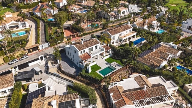5 sypialnia Willa na sprzedaż w Puerto Banus, Marbella z basenem garażem - 5 250 000 € (Ref: 8866437)