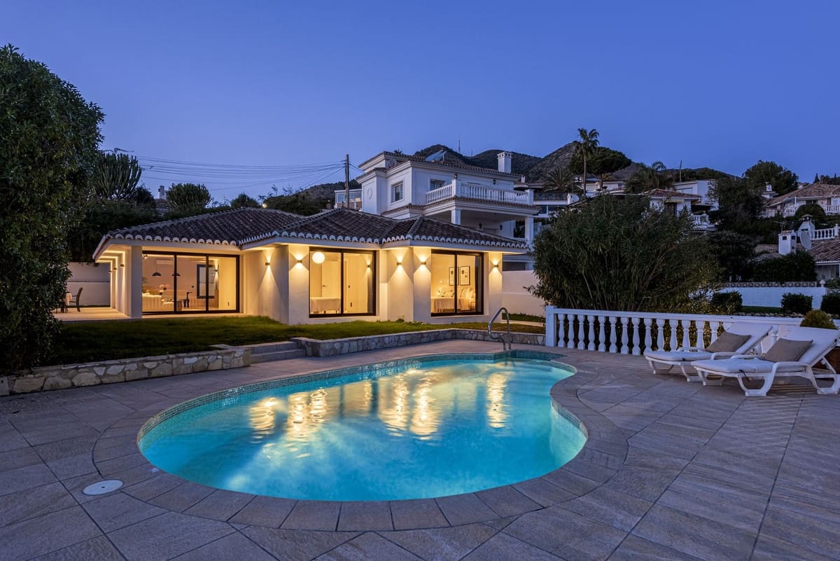 4 soveværelse Villa til salg i Benalmadena Costa med swimmingpool garage - € 1.295.000 (Ref: 8868332)