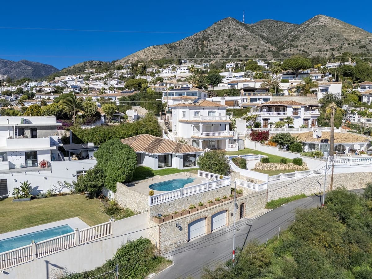 4 soveværelse Villa til salg i Benalmadena Costa med swimmingpool garage - € 1.295.000 (Ref: 8868332)