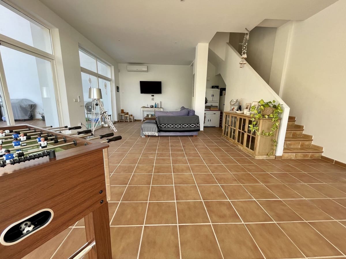 6 soveværelse Semi-Rækkehus til salg i La Herradura med swimmingpool garage - € 990.000 (Ref: 8868462)