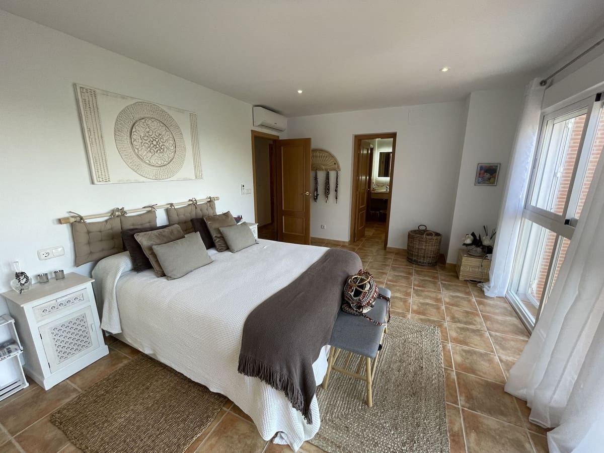 6 soveværelse Semi-Rækkehus til salg i La Herradura med swimmingpool garage - € 990.000 (Ref: 8868462)