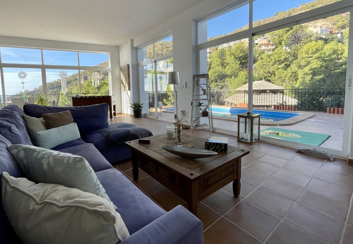 6 soveværelse Semi-Rækkehus til salg i La Herradura med swimmingpool garage - € 990.000 (Ref: 8868462)