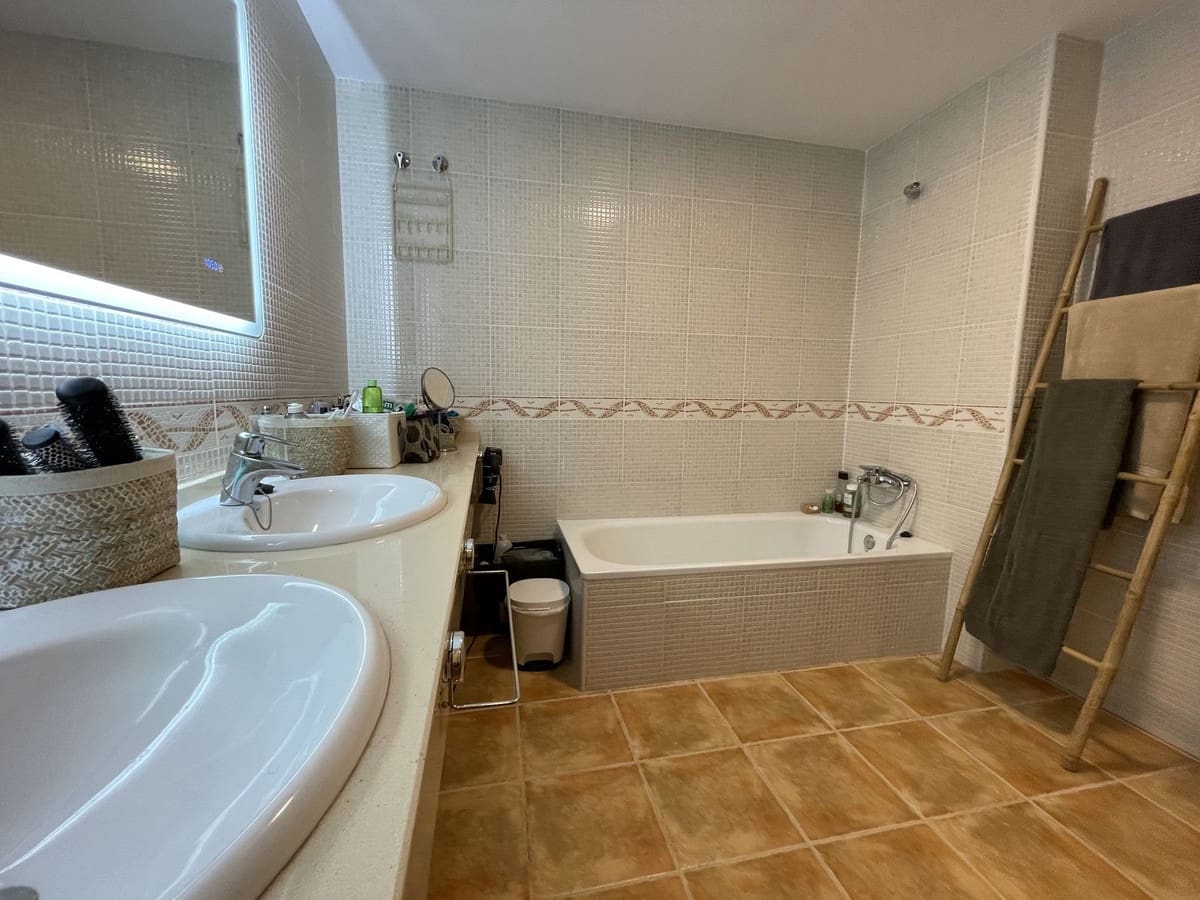 6 soveværelse Semi-Rækkehus til salg i La Herradura med swimmingpool garage - € 990.000 (Ref: 8868462)