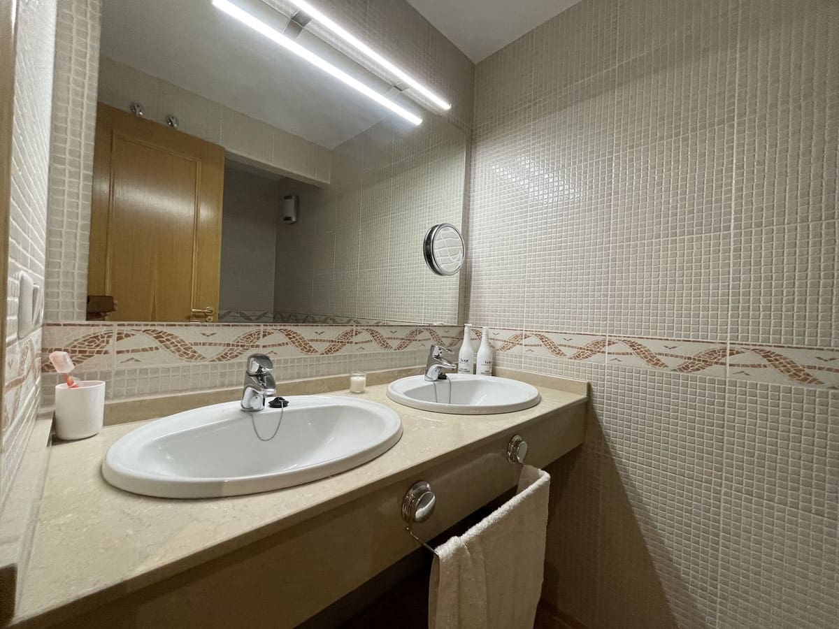 6 soveværelse Semi-Rækkehus til salg i La Herradura med swimmingpool garage - € 990.000 (Ref: 8868462)