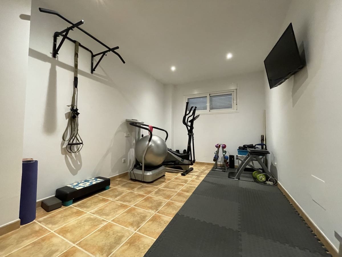 6 soveværelse Semi-Rækkehus til salg i La Herradura med swimmingpool garage - € 990.000 (Ref: 8868462)