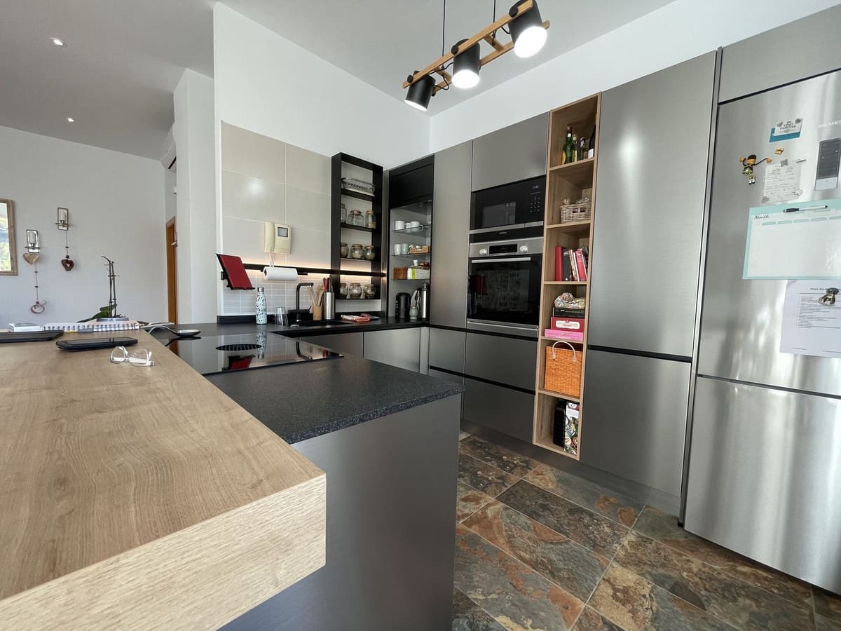 6 soveværelse Semi-Rækkehus til salg i La Herradura med swimmingpool garage - € 990.000 (Ref: 8868462)