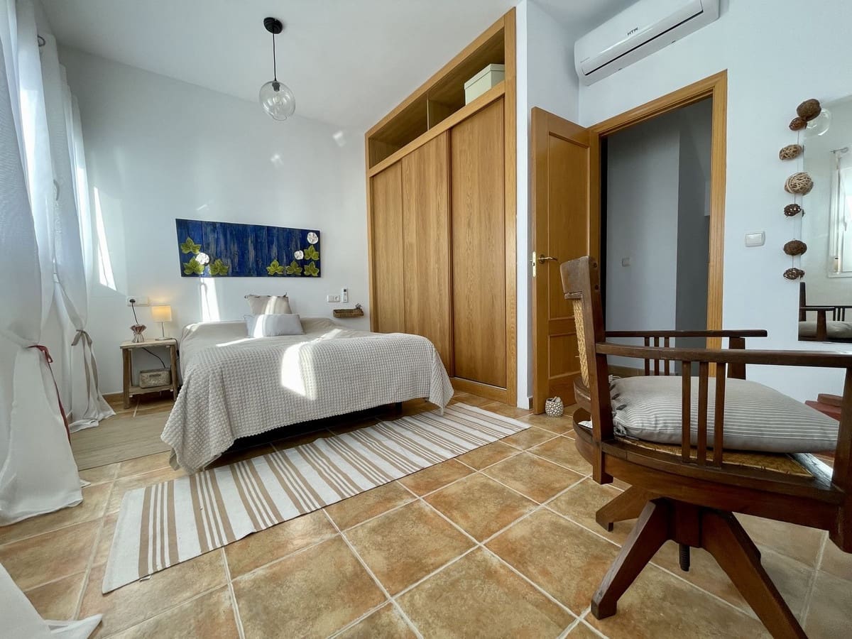 6 soveværelse Semi-Rækkehus til salg i La Herradura med swimmingpool garage - € 990.000 (Ref: 8868462)