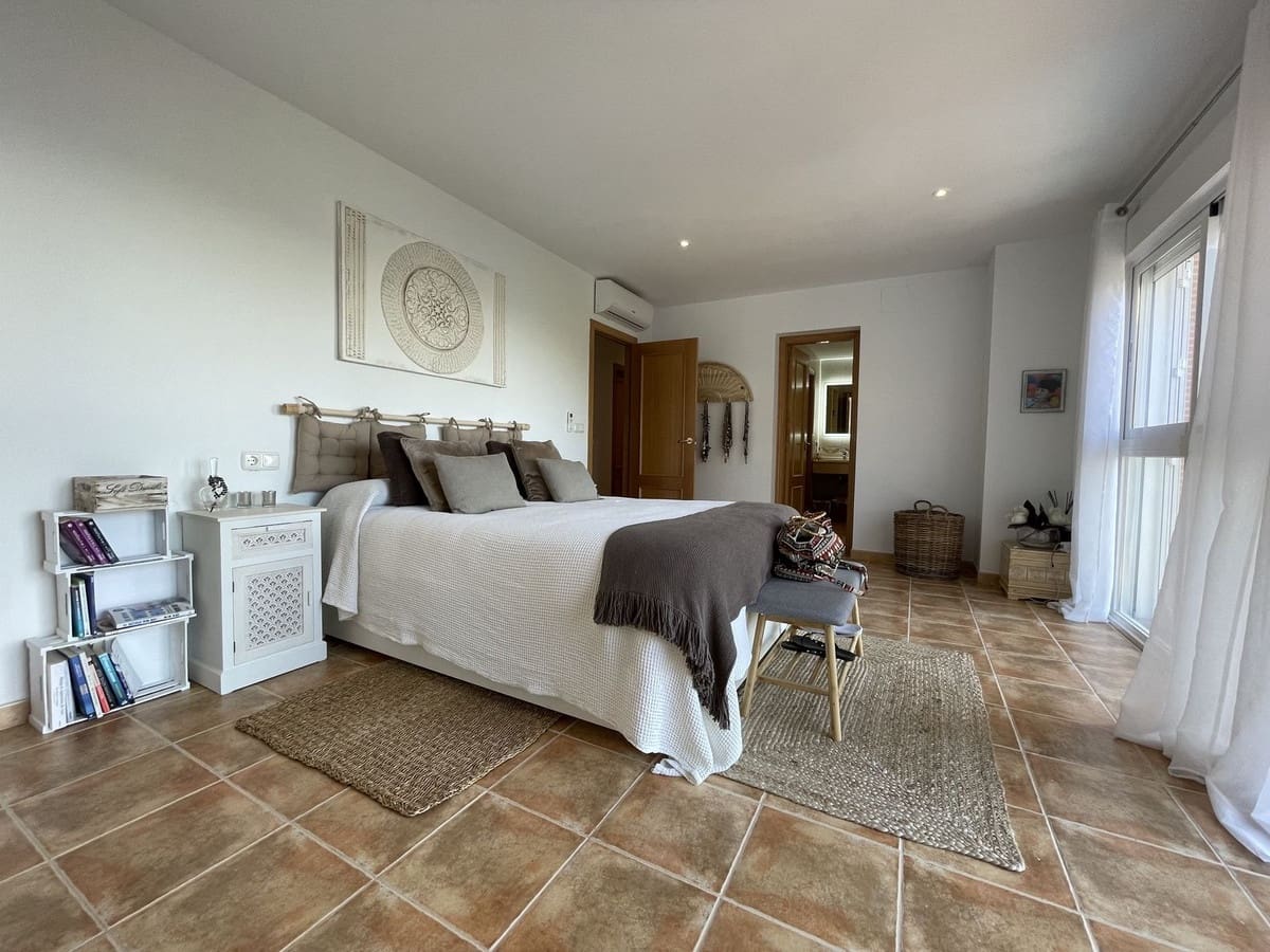 6 soveværelse Semi-Rækkehus til salg i La Herradura med swimmingpool garage - € 990.000 (Ref: 8868462)