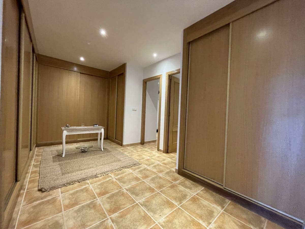 6 soveværelse Semi-Rækkehus til salg i La Herradura med swimmingpool garage - € 990.000 (Ref: 8868462)