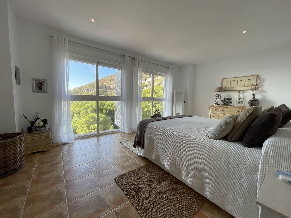 6 soveværelse Semi-Rækkehus til salg i La Herradura med swimmingpool garage - € 990.000 (Ref: 8868462)