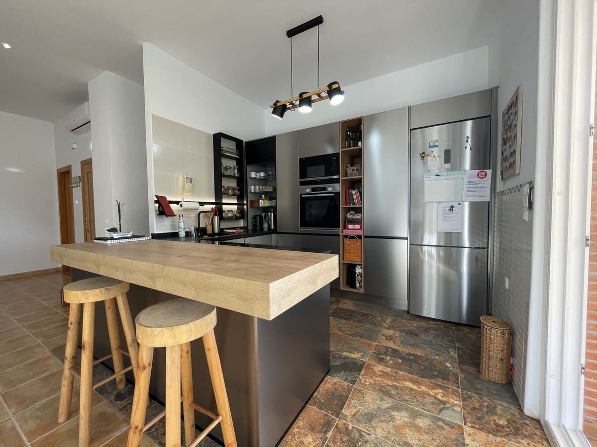 6 soveværelse Semi-Rækkehus til salg i La Herradura med swimmingpool garage - € 990.000 (Ref: 8868462)