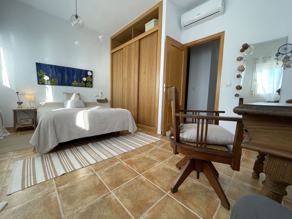 6 soveværelse Semi-Rækkehus til salg i La Herradura med swimmingpool garage - € 990.000 (Ref: 8868462)