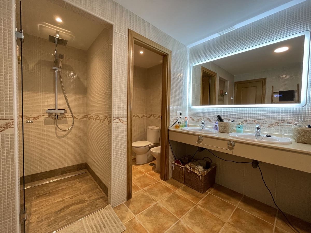 6 soveværelse Semi-Rækkehus til salg i La Herradura med swimmingpool garage - € 990.000 (Ref: 8868462)