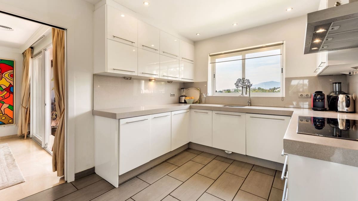 5 soveværelse Villa til salg i Marbella med swimmingpool garage - € 1.999.000 (Ref: 9099680)