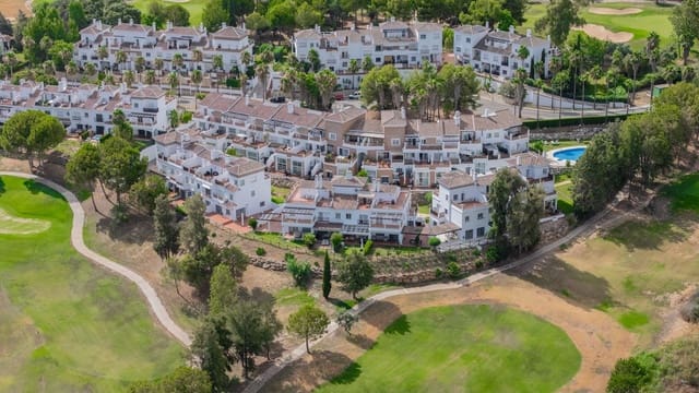 4 soveværelse Semi-Rækkehus til salg i Alhaurín de la Torre med swimmingpool garage - € 599.000 (Ref: 9149737)