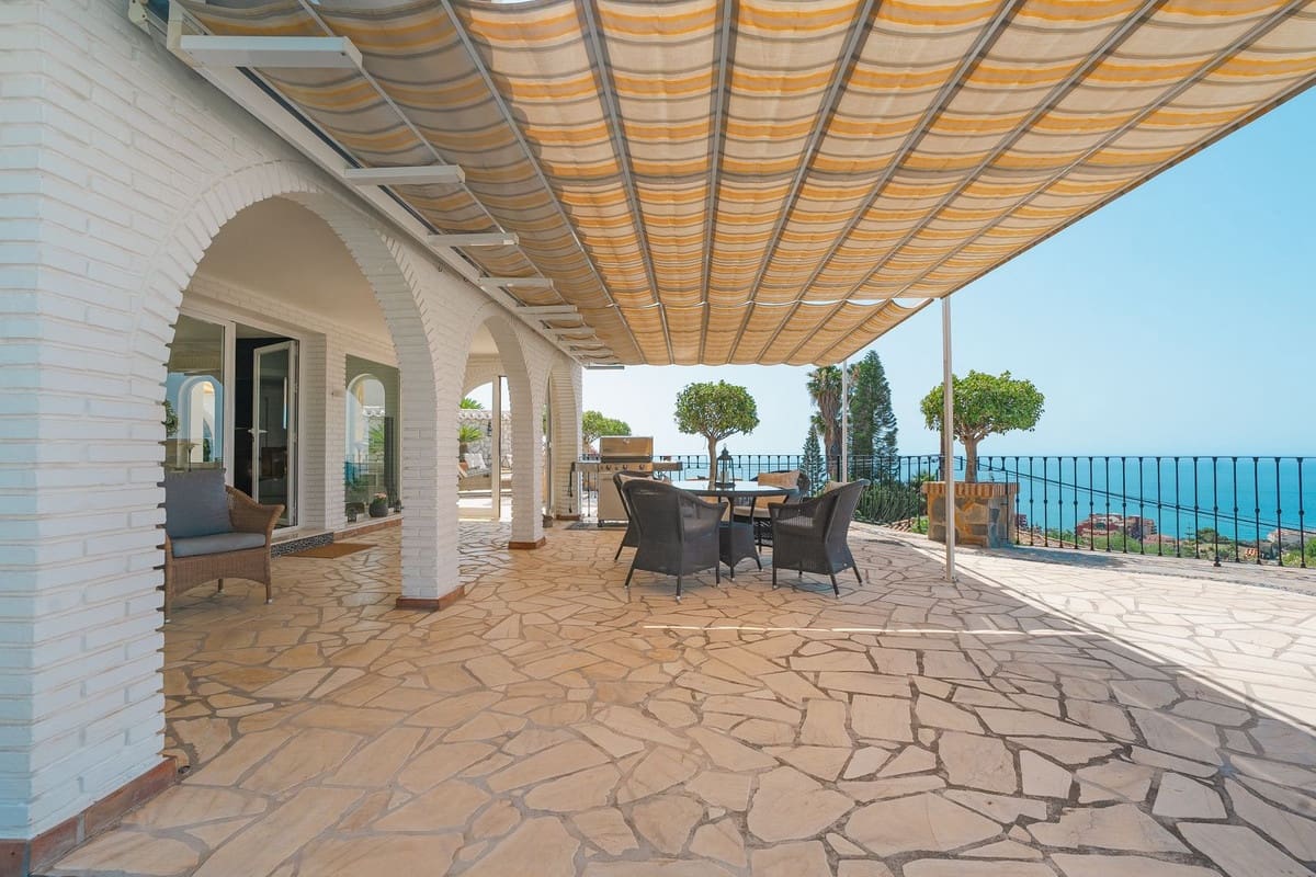 4 soveværelse Villa til salg i La Capellania med swimmingpool garage - € 2.695.000 (Ref: 9150631)