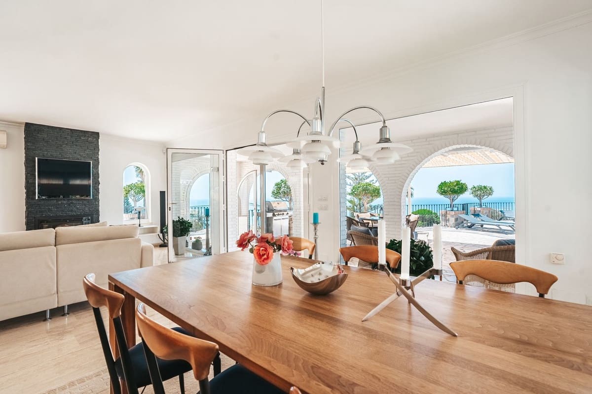 4 soveværelse Villa til salg i La Capellania med swimmingpool garage - € 2.695.000 (Ref: 9150631)