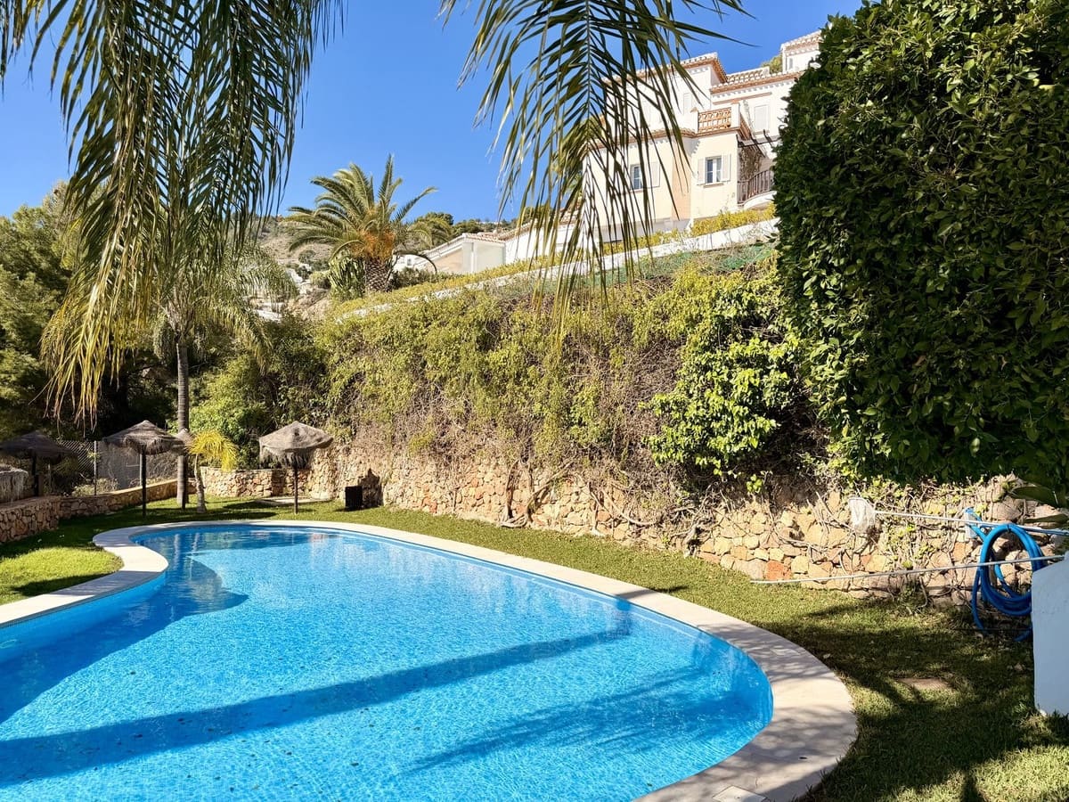 4 Zimmer Doppelhaus zu verkaufen in La Herradura mit Pool - 896.000 € (Ref: 9618073)