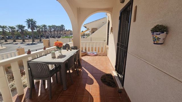 3 soverom Kjedet enebolig til salgs i Lomas de Cabo Roig - Los Dolses, Orihuela med svømmebasseng garasje - € 225 000 (Ref: 10106537)