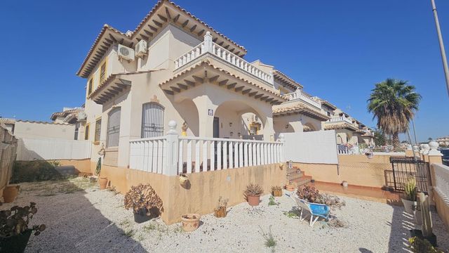 3 soverom Kjedet enebolig til salgs i Lomas de Cabo Roig - Los Dolses, Orihuela med svømmebasseng garasje - € 225 000 (Ref: 10106537)