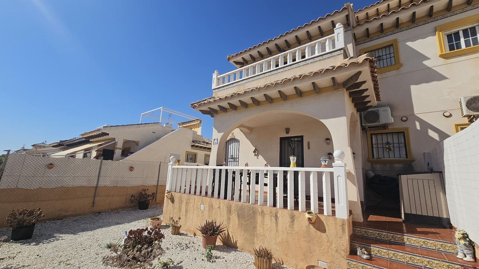 3 soverom Kjedet enebolig til salgs i Orihuela Costa med svømmebasseng garasje - € 225 000 (Ref: 10106537)
