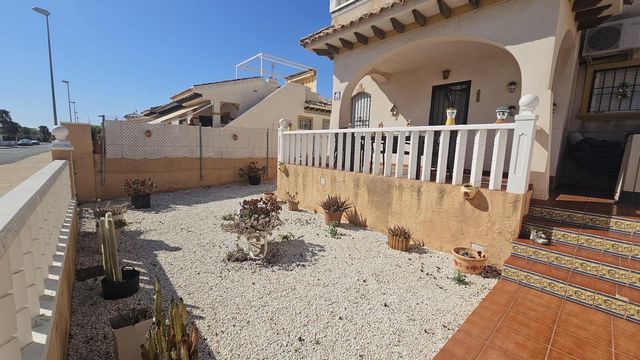 3 soverom Kjedet enebolig til salgs i Lomas de Cabo Roig - Los Dolses, Orihuela med svømmebasseng garasje - € 225 000 (Ref: 10106537)