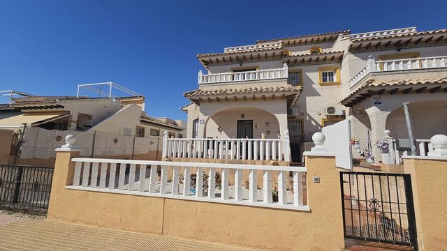 3 soverom Kjedet enebolig til salgs i Lomas de Cabo Roig - Los Dolses, Orihuela med svømmebasseng garasje - € 225 000 (Ref: 10106537)