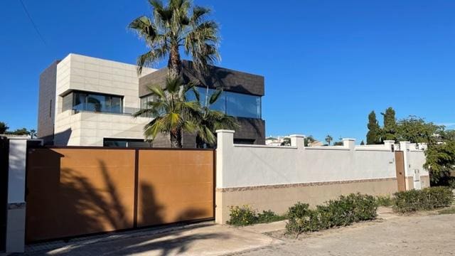 5 quarto Moradia para venda em Los Europeos, Torrevieja com piscina garagem - 1 895 000 € (Ref: 7348270)