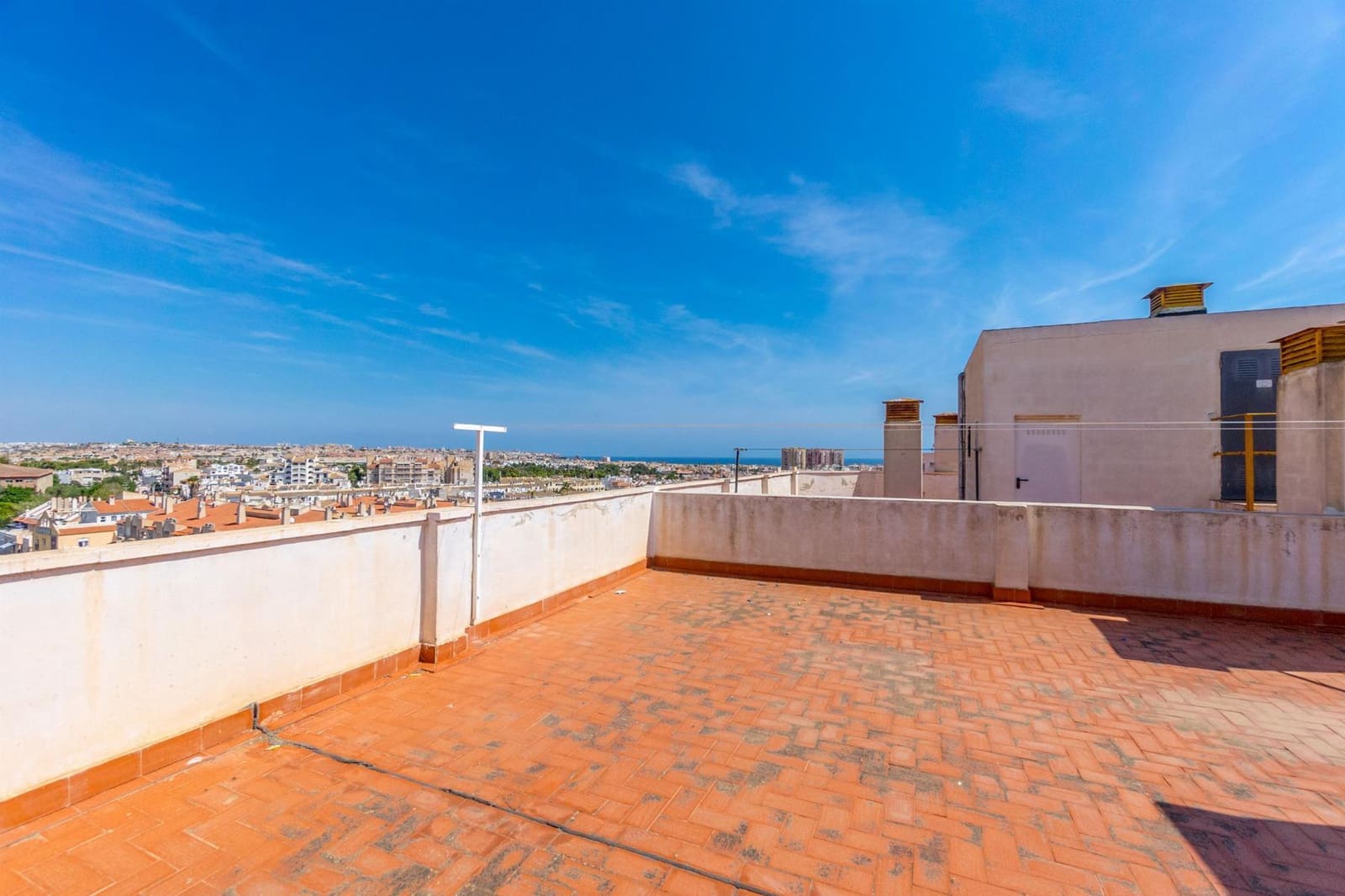 Apartamento de 2 habitaciones en Torrevieja en venta - 125.900 € (Ref: 8601023)