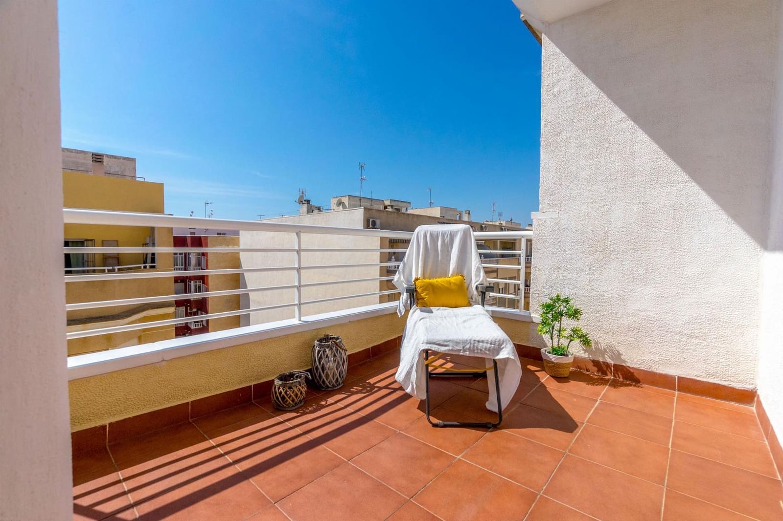 Apartamento de 2 habitaciones en Torrevieja en venta - 125.900 € (Ref: 8601023)