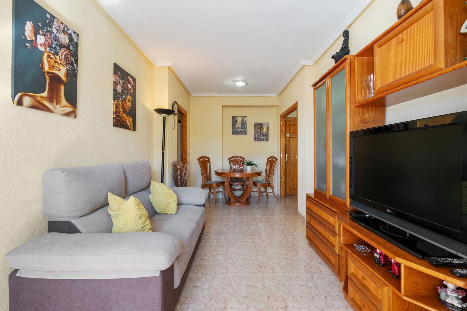 Apartamento de 2 habitaciones en Torrevieja en venta - 125.900 € (Ref: 8601023)
