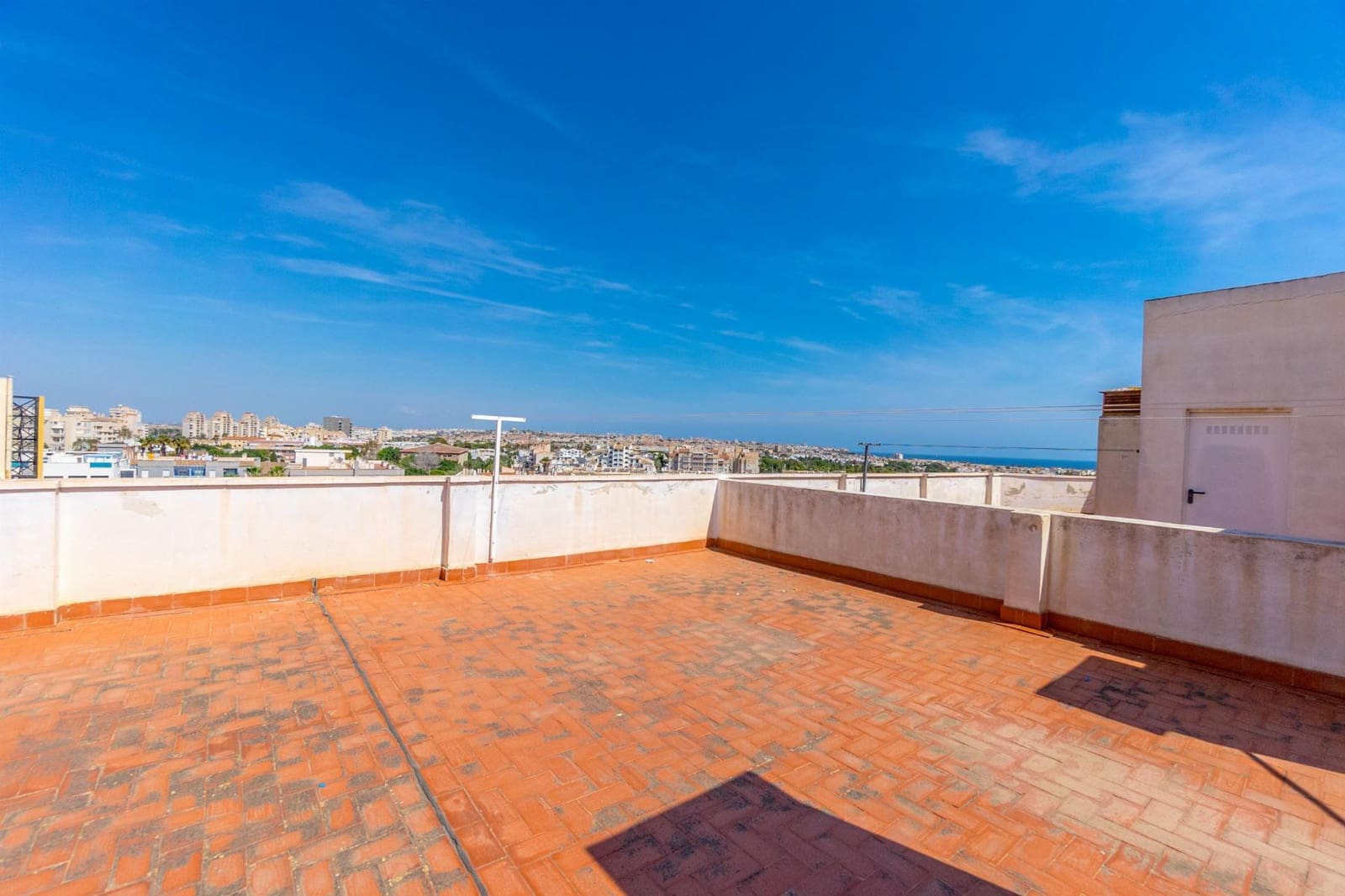 Apartamento de 2 habitaciones en Torrevieja en venta - 125.900 € (Ref: 8601023)