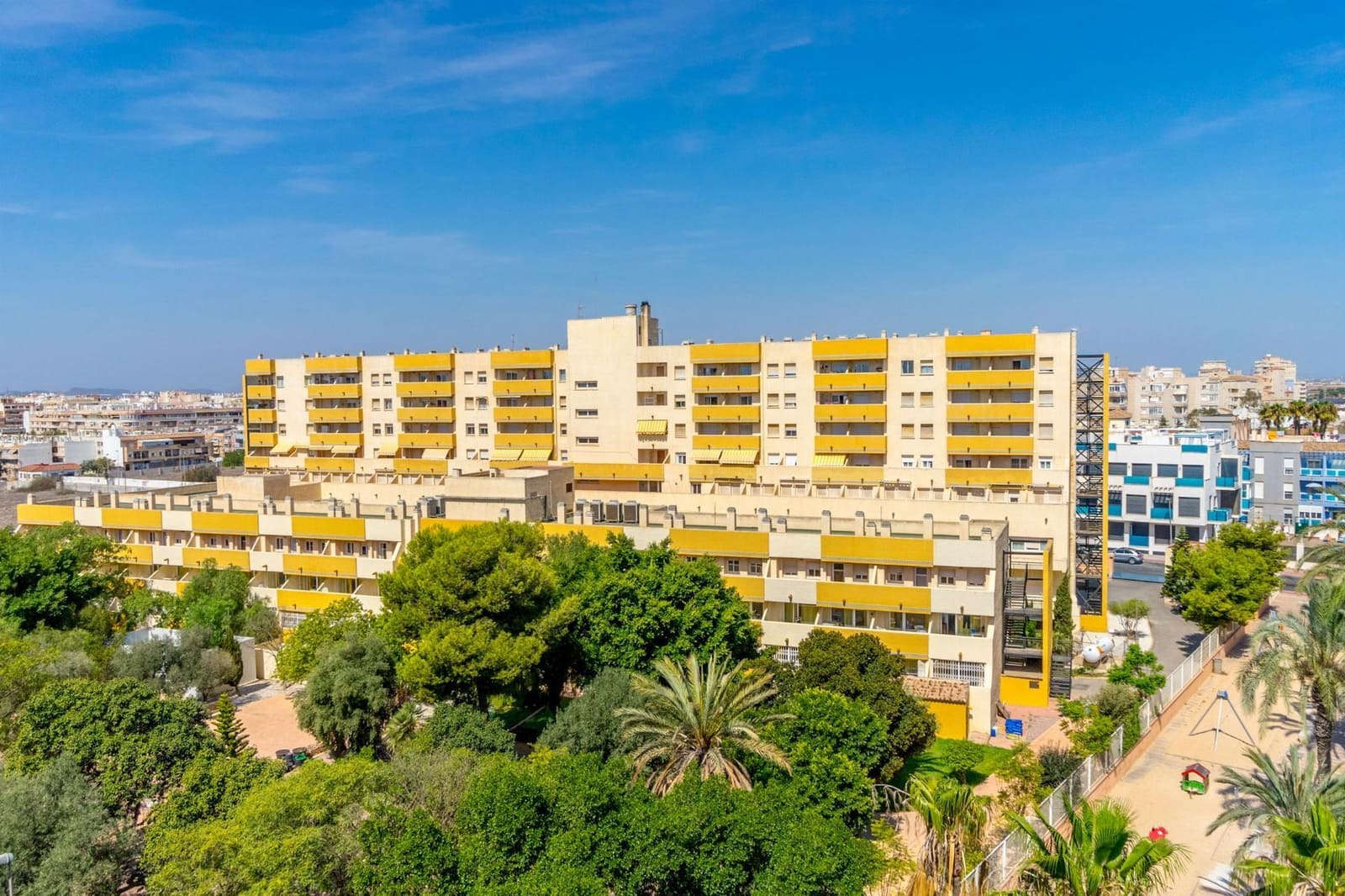 Apartamento de 2 habitaciones en Torrevieja en venta - 125.900 € (Ref: 8601023)