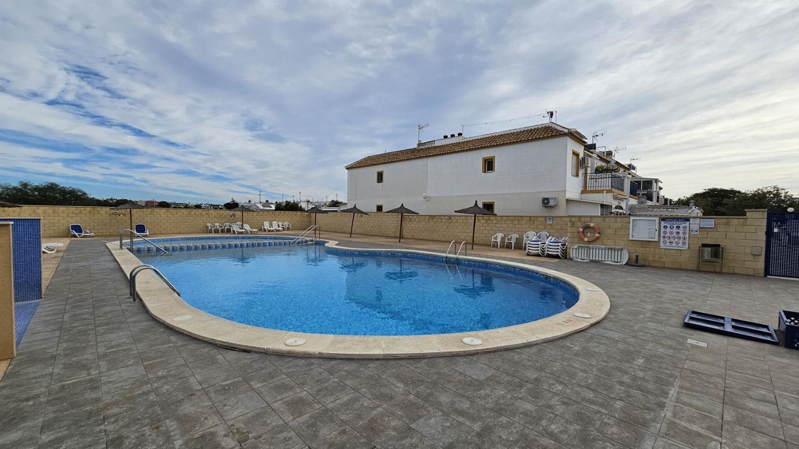 2 makuuhuone Bungalow myytävänä paikassa Torrevieja mukana uima-altaan - 125 000 € (Ref: 8742693)