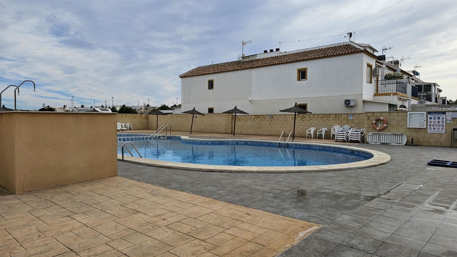 2 makuuhuone Bungalow myytävänä paikassa Torrevieja mukana uima-altaan - 125 000 € (Ref: 8742693)