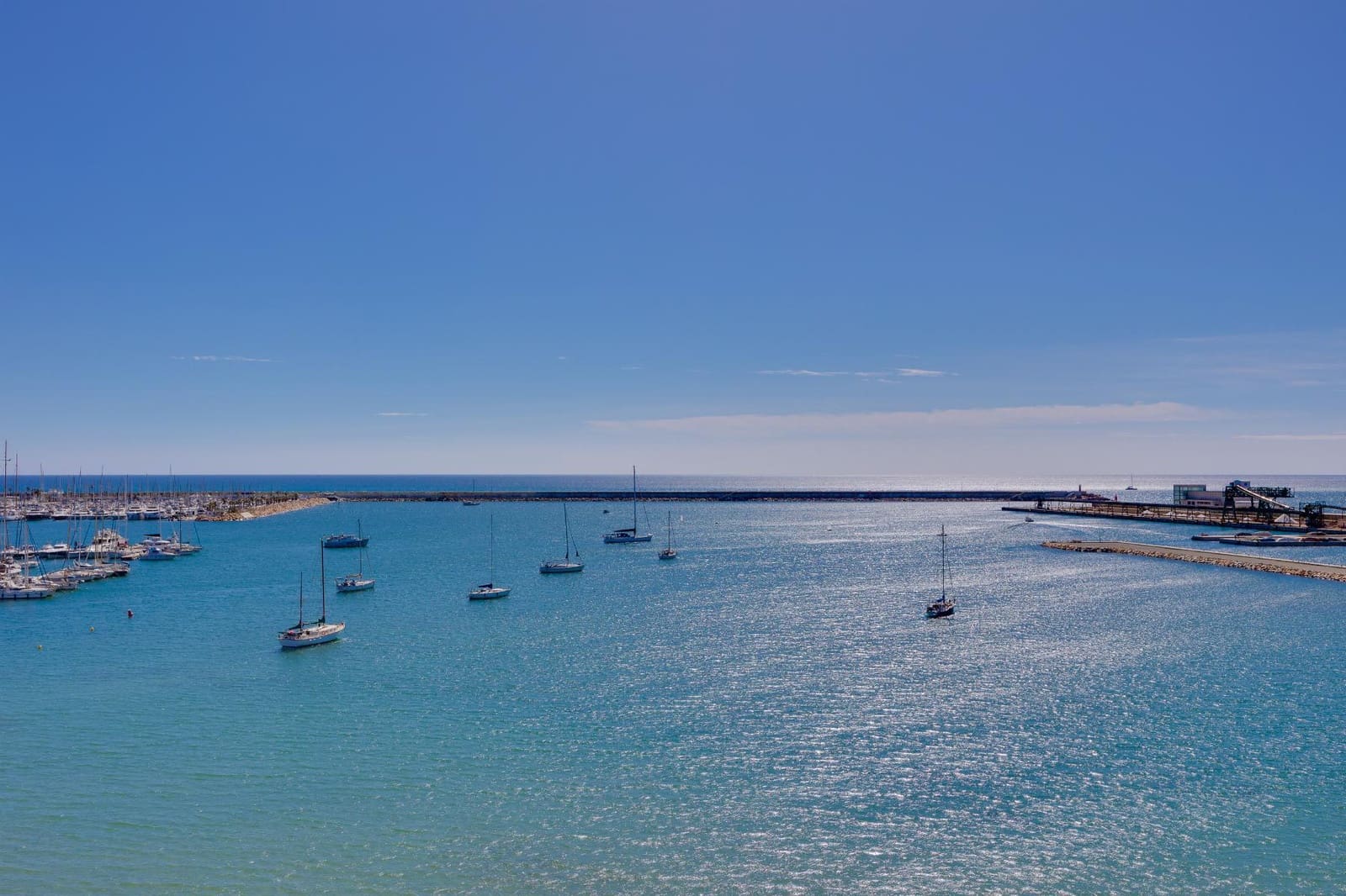 Apartamento de 3 habitaciones en Torrevieja en venta con piscina garaje - 379.990 € (Ref: 8891937)