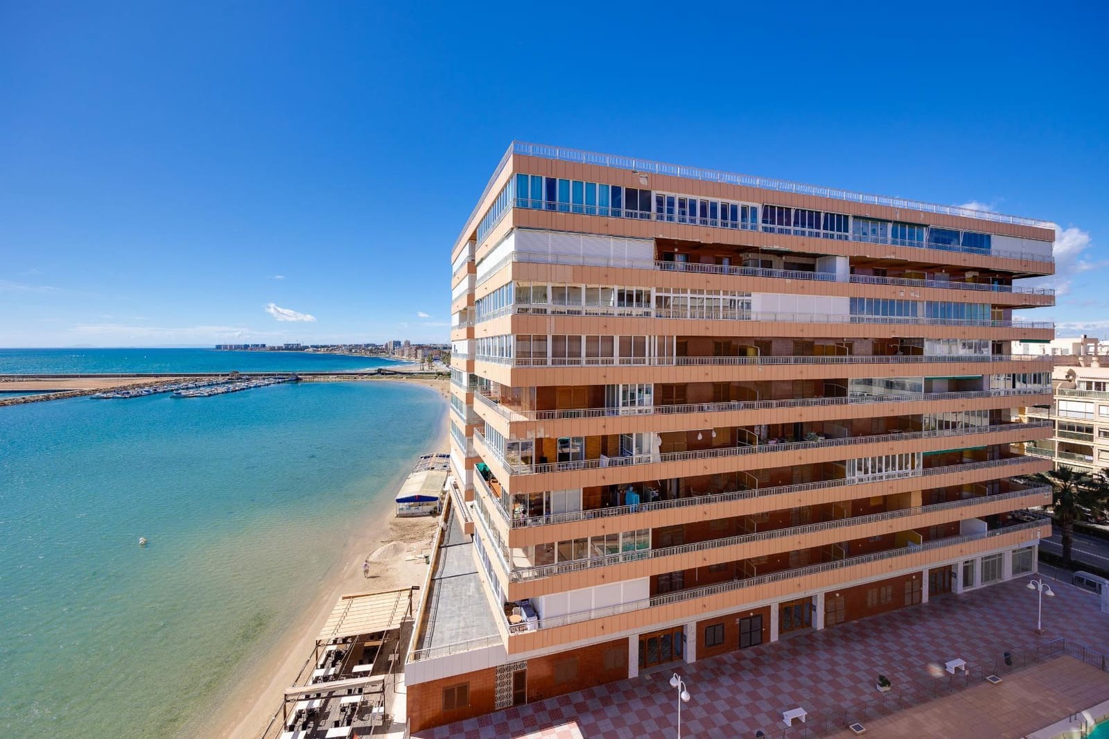 Apartamento de 3 habitaciones en Torrevieja en venta con piscina garaje - 379.990 € (Ref: 8891937)